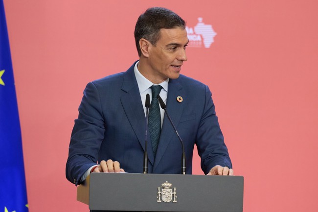 Sánchez se dice "satisfecho" por el anuncio de inversión de Stellantis y CATL en la fábrica de Zaragoza