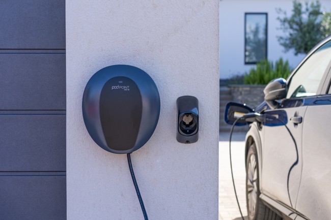 Pod Point anuncia su llegada a España con el cargador Solo S3 en colaboración con la empresa SeisSolar