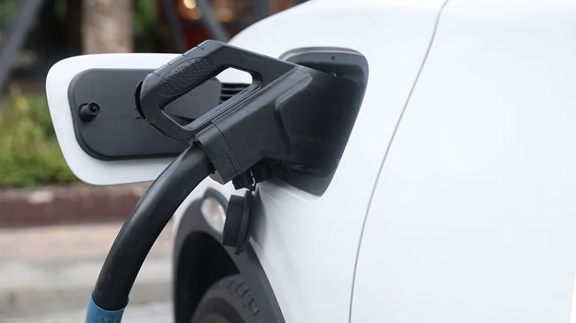 T&E defiende el derecho de "enchufe claro" para garantizar la carga de coches eléctricos en edificios