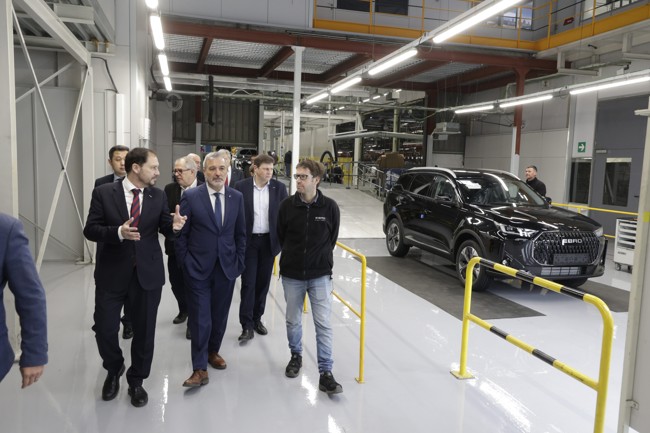 El alcalde de Barcelona visita la fábrica de Ebro en la Zona Franca
