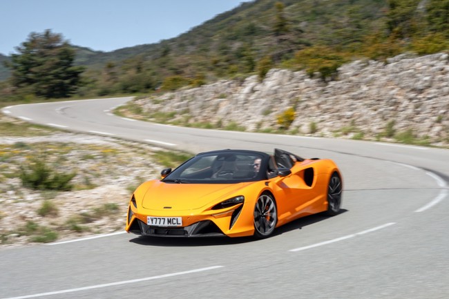 Mclaren lanza su nuevo modelo Artura con 700 CV y con una aceleracion de 0-100 km/h en tres segundos