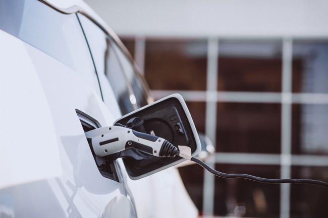 Las ventas de coches eléctricos alcanzan las 10 millones de unidades en 2024, un 14% más, según PwC