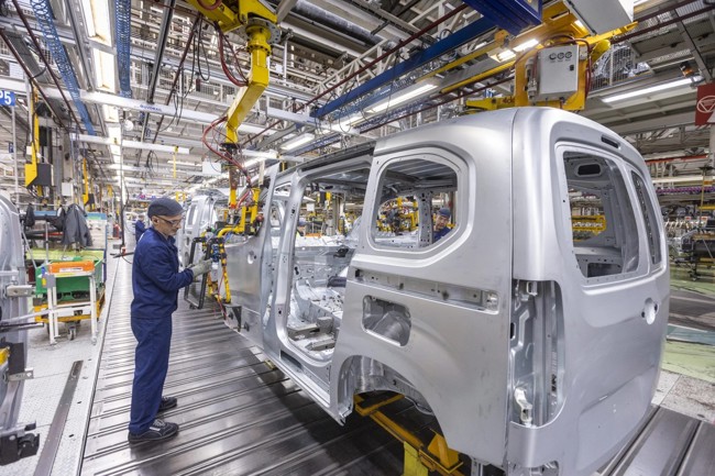 El sector del automóvil español perdió 155.300 empleados en 2024, un 6,55% menos
