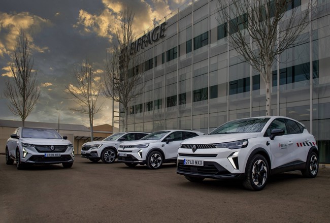 Renault entrega una flota de 700 vehículos 'E-Tech' fabricados en España a Eiffage Energía Sistemas
