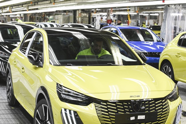Stellantis simplifica su organización tras salida de Tavares y ficha a Alain Favey para dirigir Peugeot