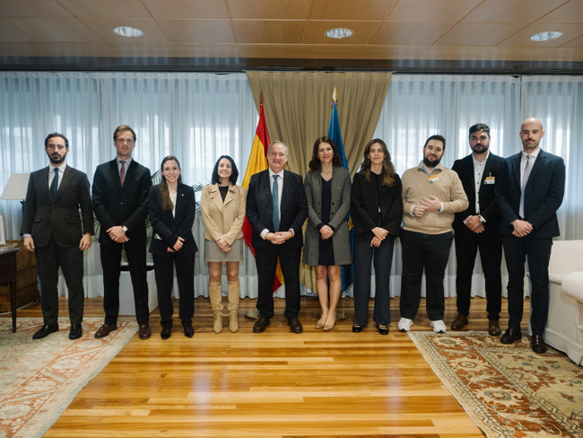 Hereu se reúne con la Asociación de Operadores de Recarga Ultrarrápida, en la que está Tesla