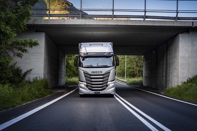 Iveco Group gana 352 millones en 2024, un 50% más, aunque su facturación cae un 3%