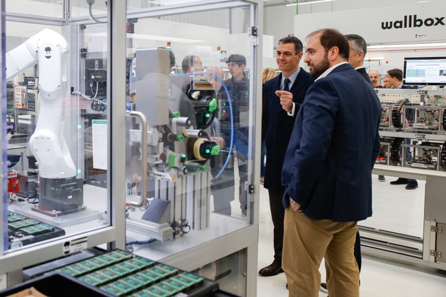 Sánchez subraya la apuesta del Gobierno por el vehículo eléctrico en su visita a Wallbox en Barcelona