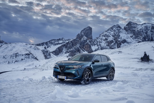 Alfa Romeo (Stellantis) abre los pedidos del modelo Junior Ibrida Q4 desde un precio de 36.500 euros