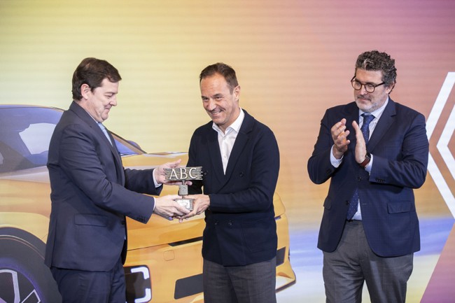 El Renault 5 E-Tech Eléctrico recibe el 'Premio ABC al Mejor Coche del Año 2025'