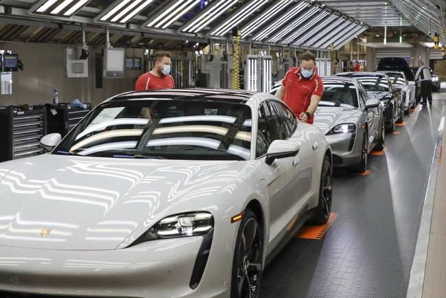 La lenta adopción del eléctrico y el auge de coches chinos, riesgos para las marcas europeas, según S&P
