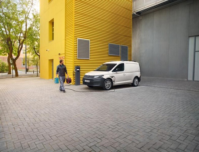 Volkswagen Vehículos Comerciales lanza su nuevo modelo Caddy híbrido enchufable desde 27.300 euros