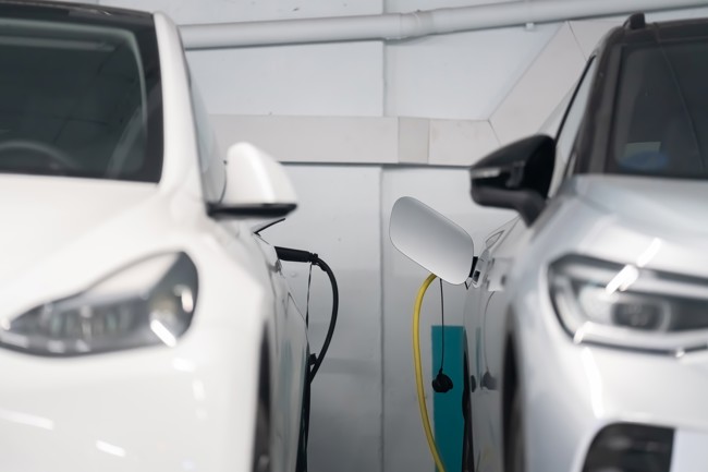Consumidores europeos temen que dar más tiempo al sector para bajar emisiones frene el coche eléctrico
