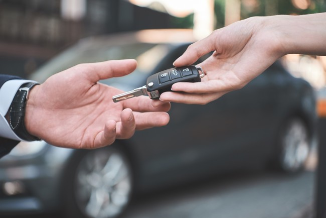 El 83% de los conductores españoles no se plantea comprar un coche en 2025, según RACE