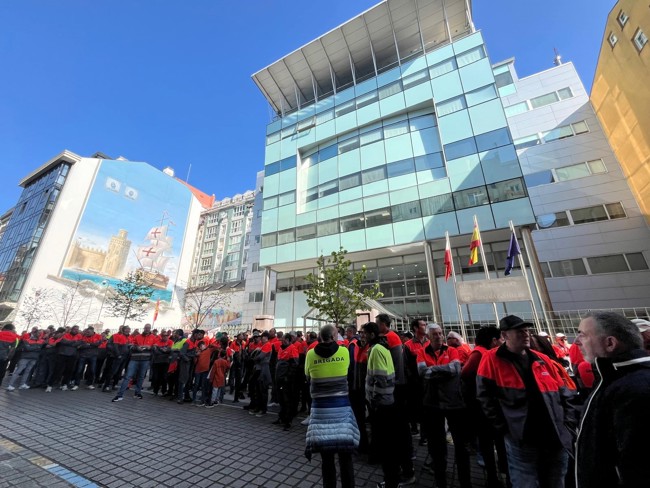 Trabajadores de Bridgestone protestan ante al gobierno cántabro sobre su mediación con la empresa