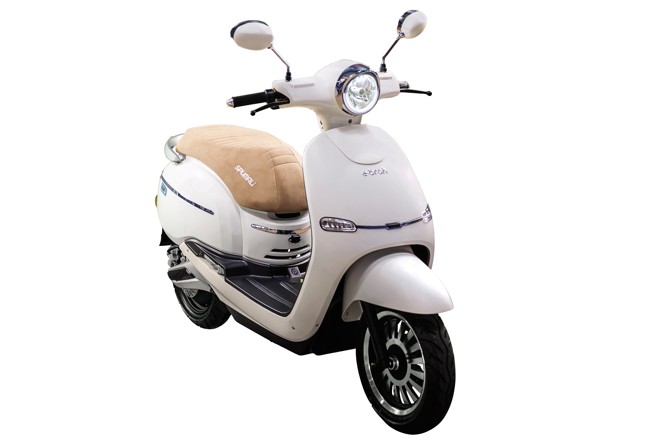Las scooter y las motos de carretera, las opciones preferidas de compra entre los conductores sénior