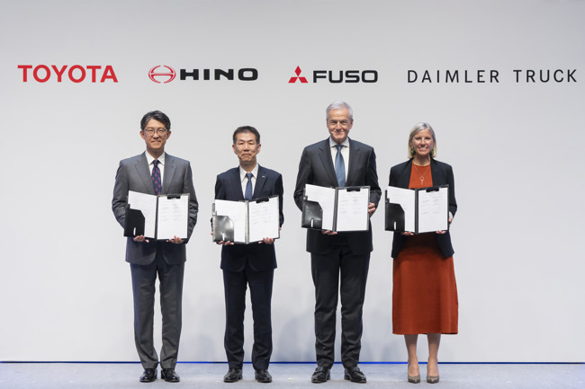 Toyota y Daimler Truck alcanzan un acuerdo para fusionar sus filiales de camiones para abril de 2026