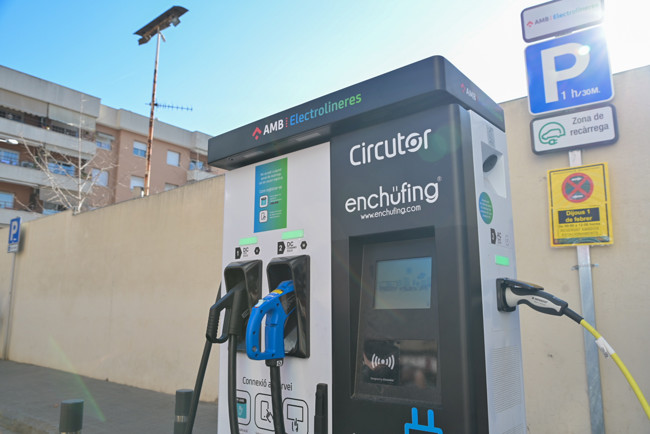 Europa exige a operadores y fabricantes de puntos de recarga conectividad y seguridad en los pagos