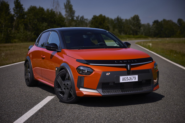 Lancia completa su gama Ypsilon con el lanzamiento del HF y HF Line, disponible desde 24.200 euros