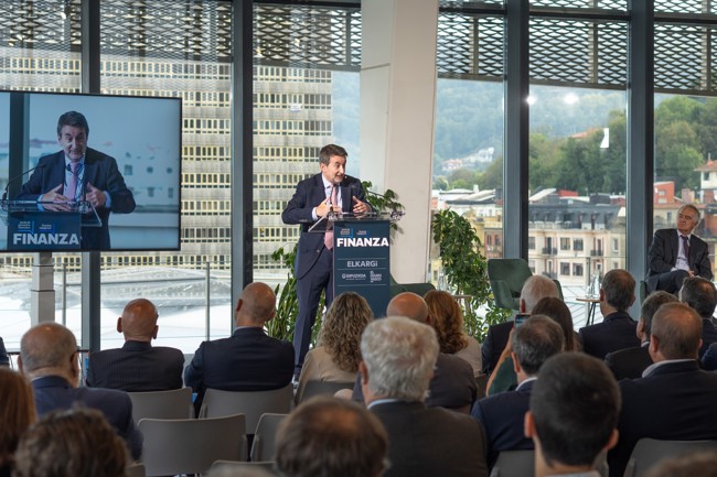 Imaz (Repsol) denuncia el esfuerzo "político y regulatorio de extorsión" al sector de la automoción