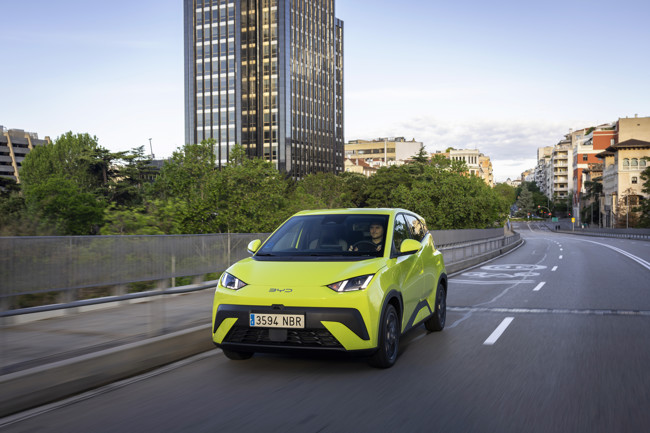 BYD se mantiene líder en matriculaciones de vehículos enchufables en 2025 y es 'top 10' en particulares