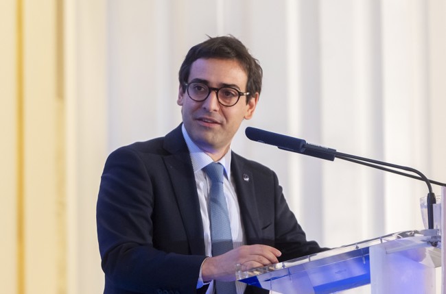 Bruselas avisa del riesgo de que el 'botón de apagado' de Tesla y BYD esté en EEUU o China en vez de Europa