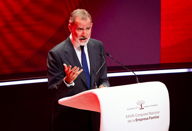 Felipe VI se entusiasma con el Simplicity, un coche "sostenible" creado con tecnología de Grupo Antolín