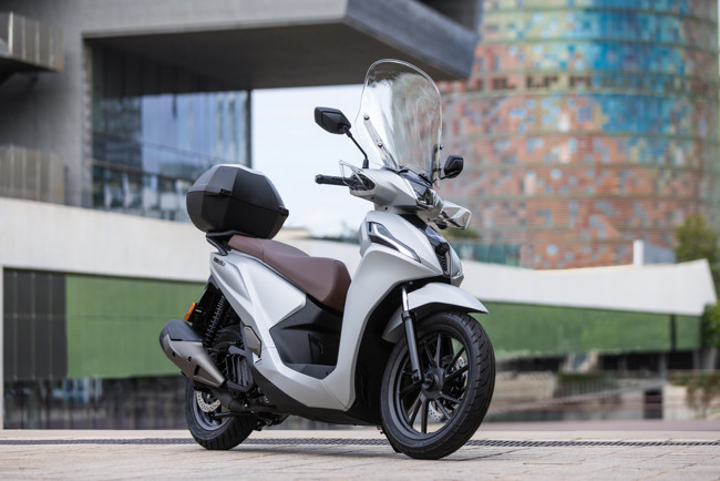 Grupo Kymco presenta en Milán el scooter People R Hybrid 125, con un sistema híbrido
