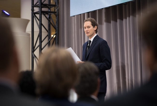 Elkann (Stellantis) pide a Bruselas que se plantee flexibilizar los objetivos de emisiones de CO2