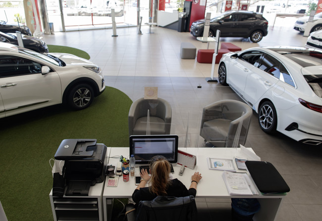 Los concesionarios físicos, el medio preferido por los españoles para comprar un coche, según Hiflow