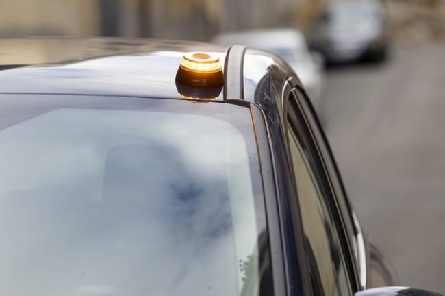 DGT recuerda que es obligatorio tener la baliza V-16 a partir del 1 de enero de 2026