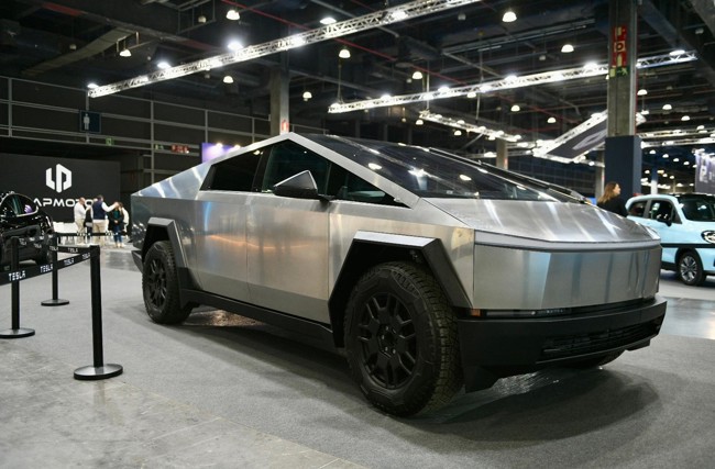 La Feria del Automóvil de Valencia arranca con 4.000 coches a la venta y exhibe el Tesla Cybertruck