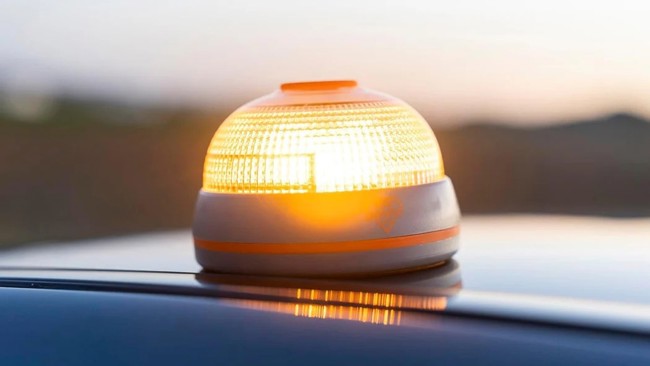 Facua denuncia ante Consumo a varias plataformas online por vender balizas V16 sin conectividad