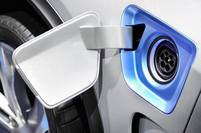 Solo el 2,3% de los coches que circulaban por Europa en 2024 eran 100% eléctricos, según ACEA