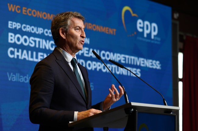 Feijóo critica al Gobierno de no apoyar la automoción y advierte al sector "no permitirse más fracasos"