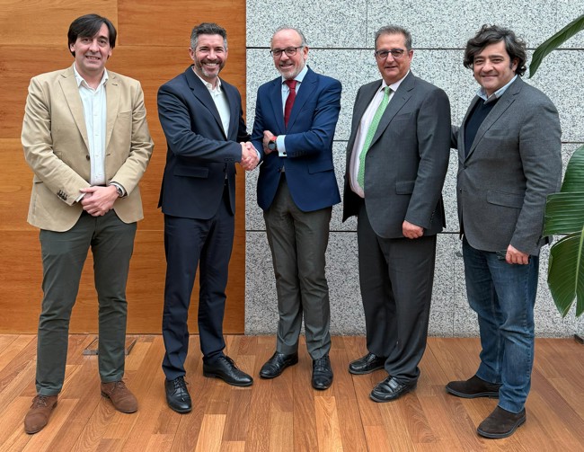 Santana Motors se alía con Santander Consumer Bank para impulsar sus ventas y financiación en España