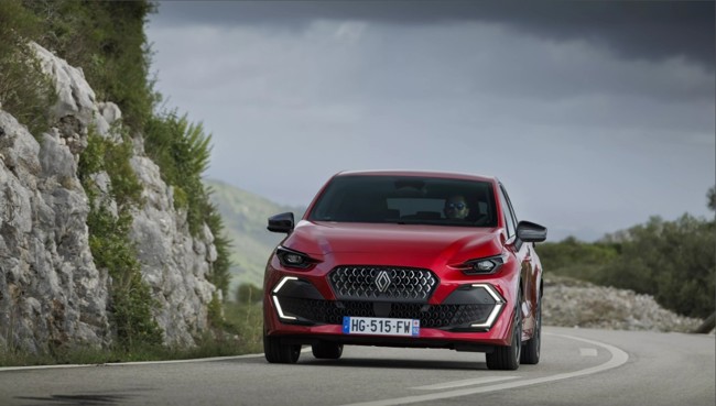 Renault aumentó su ventas de turismos un 30% en 2025 y alcanza un 7,3% de cuota