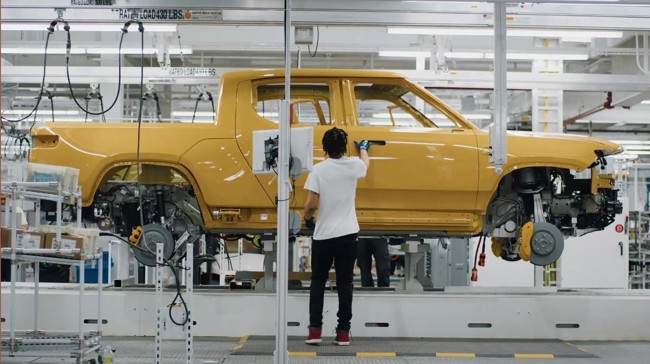 Rivian recorta un 23,5% sus pérdidas en 2025, hasta unos 'números rojos' de 3.050 millones de euros