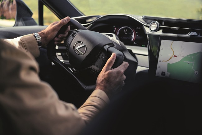 Lexus estrena la tecnología 'Steer by Wire' en su SUV eléctrico RZ, disponible desde 52.000 euros