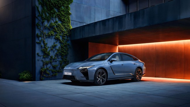 Lexus prepara el desembarco en España del ES, el primero que adopta una mecánica totalmente eléctrica