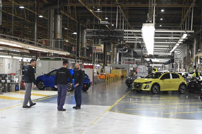 Stellantis asegura que no existen acuerdos con Xiaomi y Xpeng y descarta la venta de Maserati