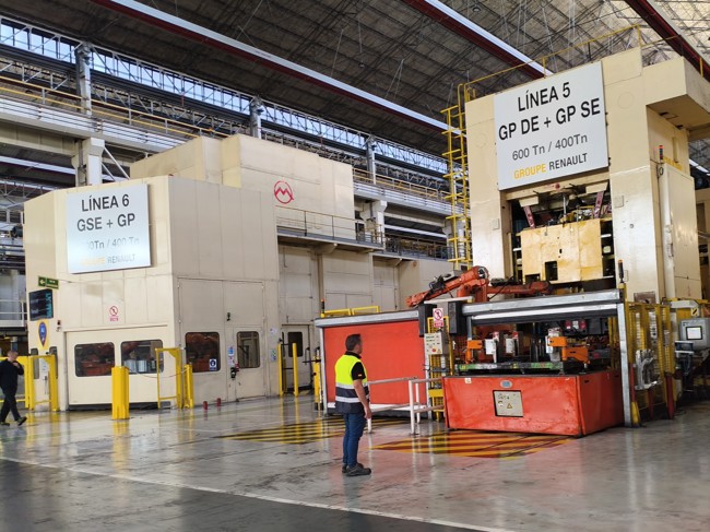 Renault y sindicatos seguirán negociando este jueves tras un "tibio" acercamiento en la última reunión