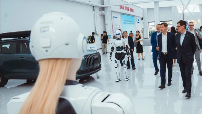 El presidente de Chery Auto visita el centro I+D de la compañía en Cornellà (Barcelona)