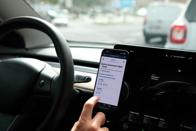 Powerdot y Uber se alían para apoyar la transición al coche eléctrico de los conductores profesionales