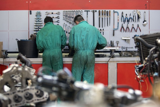 Ingenieros de automatización y software lideran la demanda de empleo en automoción y los salarios