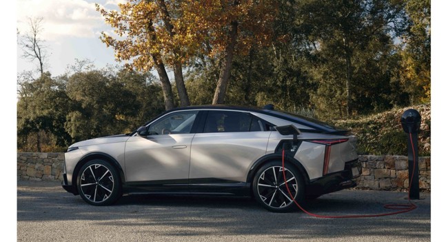 El DS N°8 incorpora Plug & Charge y un cargador trifásico para optimizar la carga eléctrica