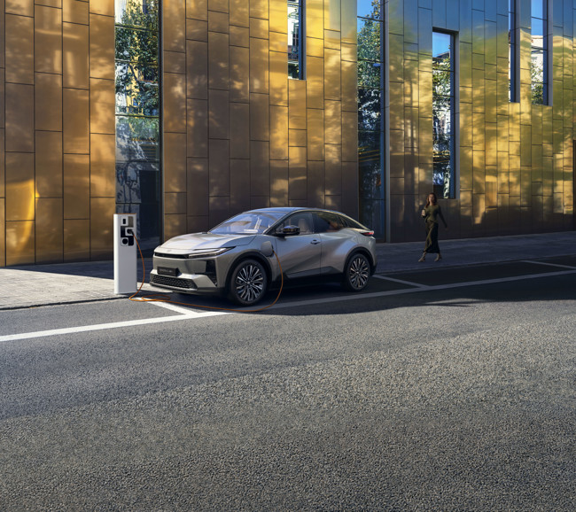 El Toyota C-HR+ arrasa en el mercado eléctrico español de abril por delante del Dolphin Surf y Kia EV3
