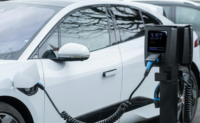 Las asociaciones ecologistas defienden el ahorro de los coches eléctricos ante la crisis energética