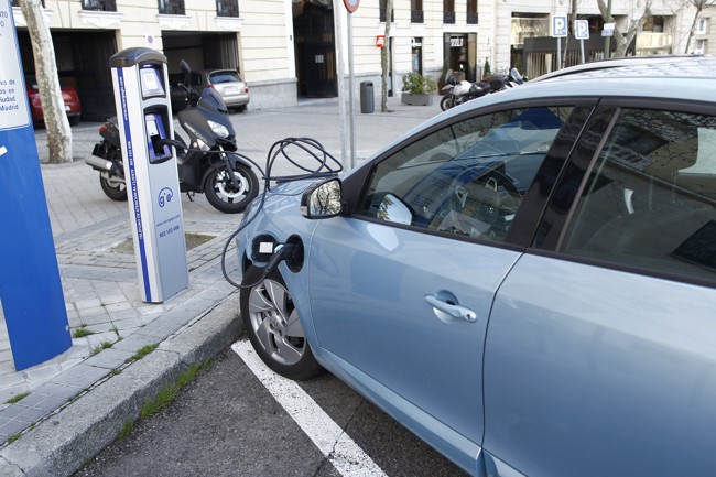 El seguro a todo riesgo para un coche eléctrico cuesta un 36% más que para uno de gasolina, según OCU