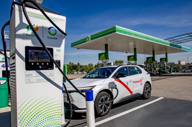 Freenow y bp se unen para apoyar a los taxistas con descuentos en carburantes y carga eléctrica